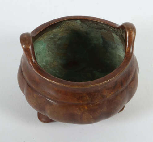 Kleiner Weihrauchbrenner China, 20. Jh., Bronze, gerippte Wandung, auf… - photo 2