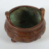 Kleiner Weihrauchbrenner China, 20. Jh., Bronze, gerippte Wandung, auf… - photo 2