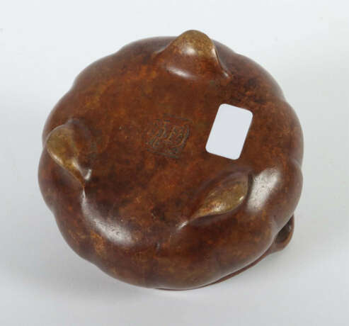 Kleiner Weihrauchbrenner China, 20. Jh., Bronze, gerippte Wandung, auf… - photo 3