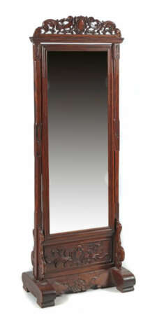 Standspiegel China, 20. Jh., Hartholz, in der Front partiell floral b… - photo 1 Standspiegel China, 20. Jh., Hartholz, in der Front partiell floral b… - photo 1