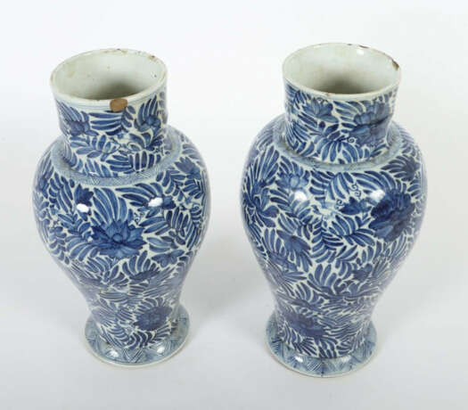 Seltenes Vasenpaar China, 17./18. Jh., Kangxi-Ära aus der Qing-Dynasti… - photo 2