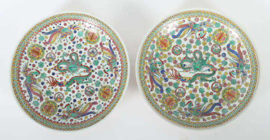 Paar Teller China, 2. Hälfte 20. Jh., Porzellan, polychrome Aufglasurm… - photo 1