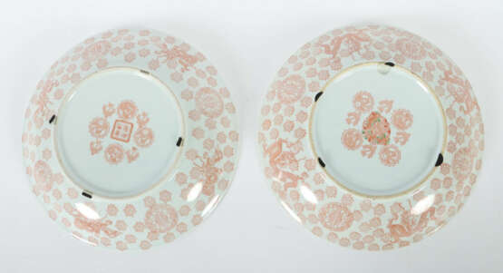 Paar Teller China, 2. Hälfte 20. Jh., Porzellan, polychrome Aufglasurm… - photo 2