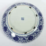 Zierteller China, 20. Jh., Qianlong-Marke, Porzellan, blaues Unterglas… - photo 3