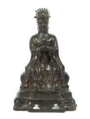 Daoistische Figur China, um 1600, Bronze, auf Thron Sitzender, mit bei…