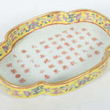 Vierpassige Famille Rose-Schale China, 20. Jh., Yongzheng-Marke, Porze… - photo 2