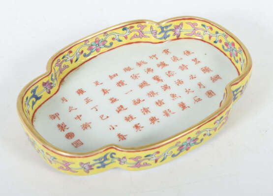 Vierpassige Famille Rose-Schale China, 20. Jh., Yongzheng-Marke, Porze… - photo 2 Vierpassige Famille Rose-Schale China, 20. Jh., Yongzheng-Marke, Porze… - photo 2