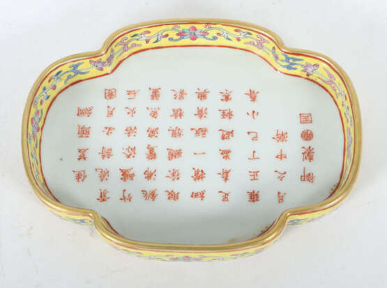 Vierpassige Famille Rose-Schale China, 20. Jh., Yongzheng-Marke, Porze… - photo 3 Vierpassige Famille Rose-Schale China, 20. Jh., Yongzheng-Marke, Porze… - photo 3