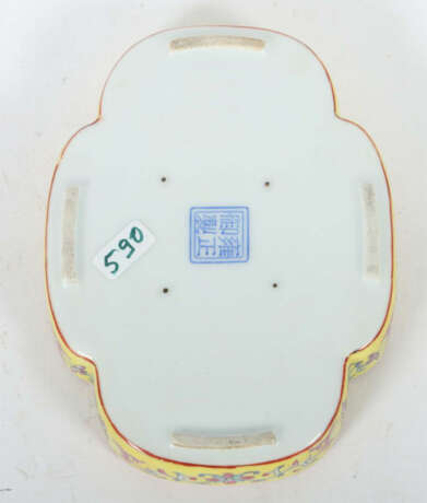 Vierpassige Famille Rose-Schale China, 20. Jh., Yongzheng-Marke, Porze… - photo 4 Vierpassige Famille Rose-Schale China, 20. Jh., Yongzheng-Marke, Porze… - photo 4