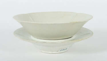 Lotusschale mit Stand China, Tang-Dynastie, 9./10. Jh., ''Ding Ware Lo…