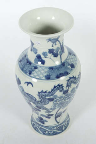 Balustervase China, 19./20. Jh., Qing-Dynastie, Porzellan, blaue Unter… - photo 2