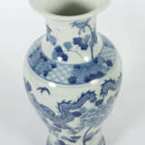 Balustervase China, 19./20. Jh., Qing-Dynastie, Porzellan, blaue Unter… - photo 2