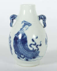 Vase China, wohl 20. Jh., Porzellan, blaue Unterglasurmalerei mit Mann…