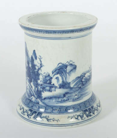 Pinselwascher China, 19. Jh., Daoguang-Ära, Weißporzellan mit blauer U… - photo 2 Pinselwascher China, 19. Jh., Daoguang-Ära, Weißporzellan mit blauer U… - photo 2