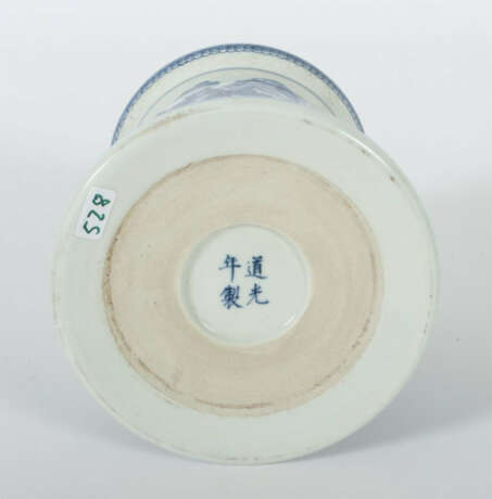 Pinselwascher China, 19. Jh., Daoguang-Ära, Weißporzellan mit blauer U… - photo 4 Pinselwascher China, 19. Jh., Daoguang-Ära, Weißporzellan mit blauer U… - photo 4