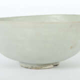 Schale China, Ming-Dynastie, 14.-17. Jh., Steingut, glasiert, Gefäß au… - Foto 1
