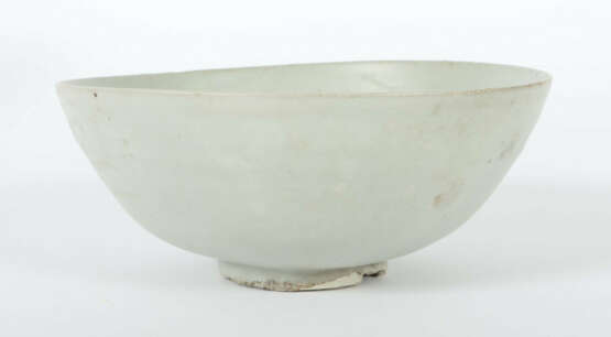 Schale China, Ming-Dynastie, 14.-17. Jh., Steingut, glasiert, Gefäß au… - Foto 1 Schale China, Ming-Dynastie, 14.-17. Jh., Steingut, glasiert, Gefäß au… - Foto 1