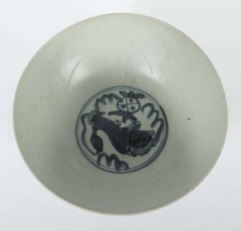 Schale China, Ming-Dynastie, 14.-17. Jh., Steingut, glasiert, Gefäß au… - Foto 2 Schale China, Ming-Dynastie, 14.-17. Jh., Steingut, glasiert, Gefäß au… - Foto 2