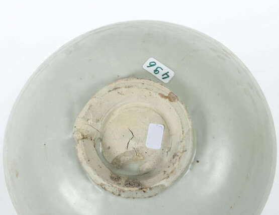 Schale China, Ming-Dynastie, 14.-17. Jh., Steingut, glasiert, Gefäß au… - Foto 3 Schale China, Ming-Dynastie, 14.-17. Jh., Steingut, glasiert, Gefäß au… - Foto 3