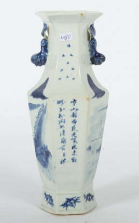 Hexagonale Vase China, Qing Dynastie, 19. Jh., Porzellan, Dekor mit bl… - photo 2 Hexagonale Vase China, Qing Dynastie, 19. Jh., Porzellan, Dekor mit bl… - photo 2