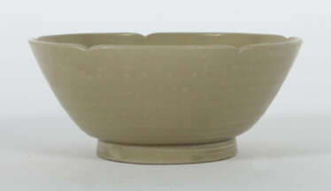 Schale mit Ritzdekor China, Five-Dynastie, 907 - 960, Yue-Ware, Kerami…