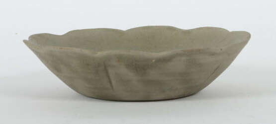 Schale in Blütenform China, Five-Dyanstie, 907 - 960, Yue-Ware, Kerami… - photo 1 Schale in Blütenform China, Five-Dyanstie, 907 - 960, Yue-Ware, Kerami… - photo 1