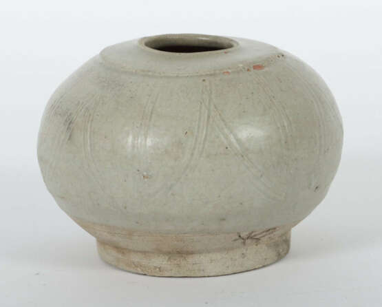 Kugelvase mit Lotusblütenmotiv China, Song-Dynastie, 960 - 1279, Stein… - photo 1 Kugelvase mit Lotusblütenmotiv China, Song-Dynastie, 960 - 1279, Stein… - photo 1
