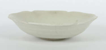 Schale in Blütenform China, Song-Dynastie, 960 - 1279, Keramik, beiger…