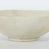 Lotusschale China, Tang-Dynastie, 617 - 907, Ding-Ware, Keramik, beige… - photo 1