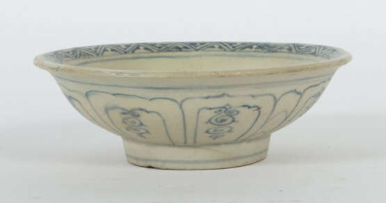 Schale Vietnam, Ming-Dynastie, 14./15. Jh., Chu Dau-Keramik, glasiert,… - Foto 1 Schale Vietnam, Ming-Dynastie, 14./15. Jh., Chu Dau-Keramik, glasiert,… - Foto 1