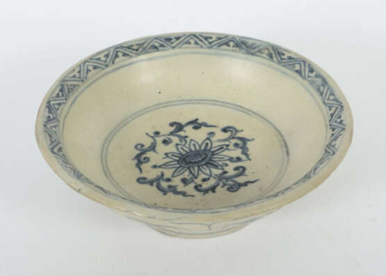 Schale Vietnam, Ming-Dynastie, 14./15. Jh., Chu Dau-Keramik, glasiert,… - Foto 2 Schale Vietnam, Ming-Dynastie, 14./15. Jh., Chu Dau-Keramik, glasiert,… - Foto 2