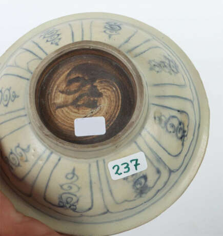 Schale Vietnam, Ming-Dynastie, 14./15. Jh., Chu Dau-Keramik, glasiert,… - Foto 3 Schale Vietnam, Ming-Dynastie, 14./15. Jh., Chu Dau-Keramik, glasiert,… - Foto 3