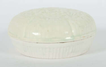 Deckeldose mit Blumenrelief China, Song-Dynastie, 960 - 1279, Feinstei…