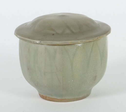 Deckeldose mit Lotusblüte China, Song-Dynastie, 690 - 1279, Keramik, s… - photo 1 Deckeldose mit Lotusblüte China, Song-Dynastie, 690 - 1279, Keramik, s… - photo 1