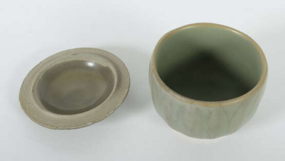 Deckeldose mit Lotusblüte China, Song-Dynastie, 690 - 1279, Keramik, s… - photo 2 Deckeldose mit Lotusblüte China, Song-Dynastie, 690 - 1279, Keramik, s… - photo 2