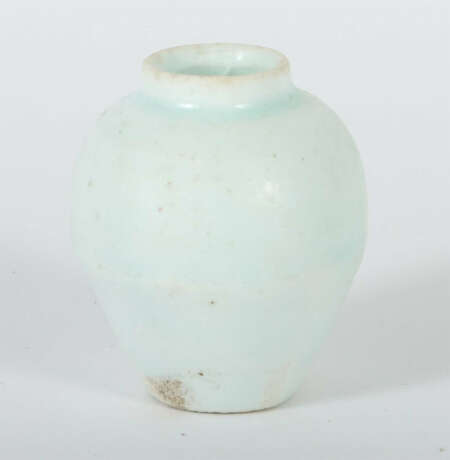 Kleine Vase China, Song-Dynastie, 960 - 1279, Qingbei-Keramik, weißer … - photo 1 Kleine Vase China, Song-Dynastie, 960 - 1279, Qingbei-Keramik, weißer … - photo 1