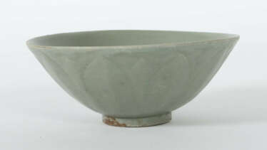 Lotusschale China, Song-Dynastie, 969 - 1279, Steingut, grauer Scherbe…