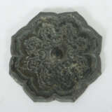 Bronzespiegel China, Tang- bis Song-Dynastie, Bronze, achtblättriges B… - Foto 1