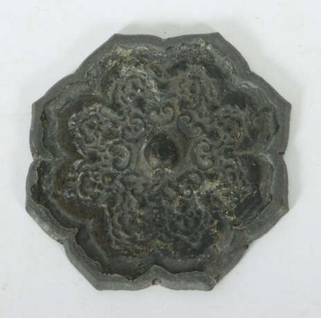 Bronzespiegel China, Tang- bis Song-Dynastie, Bronze, achtblättriges B… - Foto 1