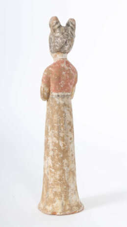 Hofdame China, wohl Tang-Dynastie, Terracotta, geweißelt und rot einge… - Foto 2