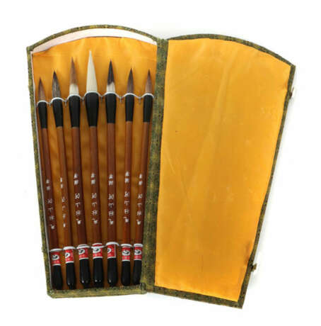 Satz Kalligrafiepinsel im Kasten China, 20./21. Jh., 7 Pinsel mit Holz… - Foto 1 Satz Kalligrafiepinsel im Kasten China, 20./21. Jh., 7 Pinsel mit Holz… - Foto 1