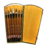 Satz Kalligrafiepinsel im Kasten China, 20./21. Jh., 7 Pinsel mit Holz… - Foto 1