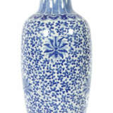 Bodenvase China, 20. Jh., Porzellan, blaue Unterglasurmalerei mit Blat… - Foto 1