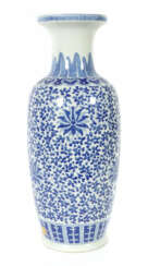 Bodenvase China, 20. Jh., Porzellan, blaue Unterglasurmalerei mit Blat…