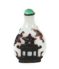 Snuff-Bottle China, 19./20. Jh., Pekingglas, opakweiß mit hochgeätztem…