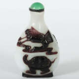 Snuff-Bottle China, 19./20. Jh., Pekingglas, opakweiß mit hochgeätztem… - фото 2