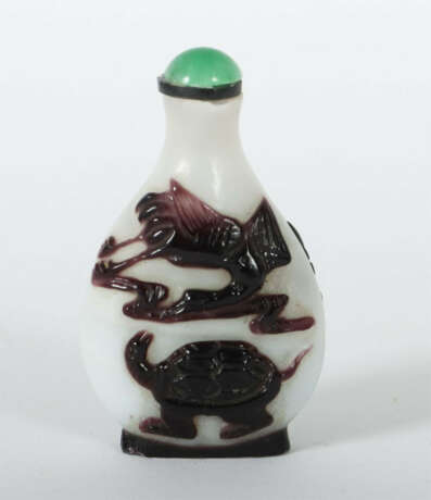 Snuff-Bottle China, 19./20. Jh., Pekingglas, opakweiß mit hochgeätztem… - фото 2 Snuff-Bottle China, 19./20. Jh., Pekingglas, opakweiß mit hochgeätztem… - фото 2