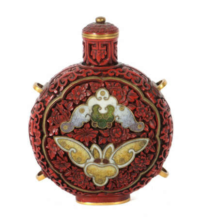 Rotlack-Snuff-Bottle China, 1. Hälfte 20. Jh., Metall, vergoldet, die … - photo 1 Rotlack-Snuff-Bottle China, 1. Hälfte 20. Jh., Metall, vergoldet, die … - photo 1