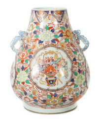 Bodenvase China, 20. Jh., Porzellan, polychrome Aufglasurmalerei mit ü…