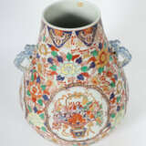 Bodenvase China, 20. Jh., Porzellan, polychrome Aufglasurmalerei mit ü… - Foto 2